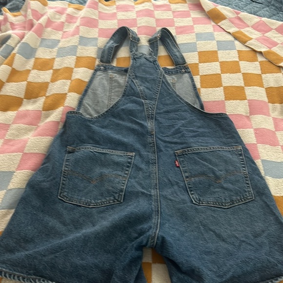 Women’s Levi’s denim overall shorts. - Picture 2 of 4